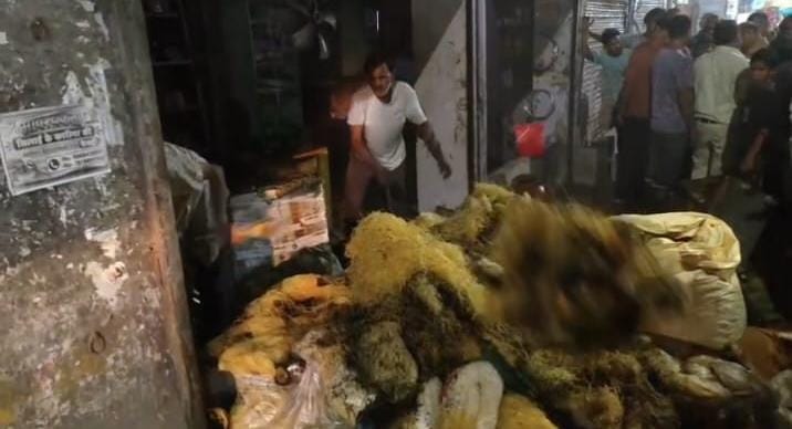 फोटो - 05 आग से जला पड़ा सामान। संवाद