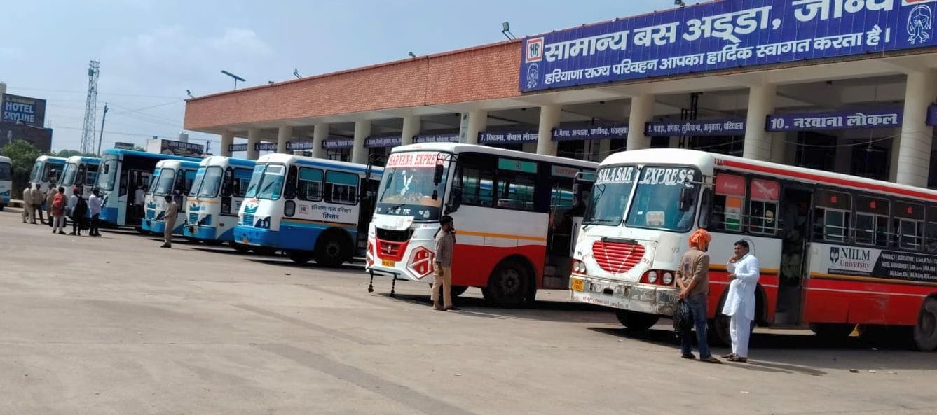 फोटो 06जेएनडी08-बस अड्डे पर खड़ी रोडवेज बस, जिनमें गांव-गांव से ग्रामीणों को जींद लाया जाएगा। स