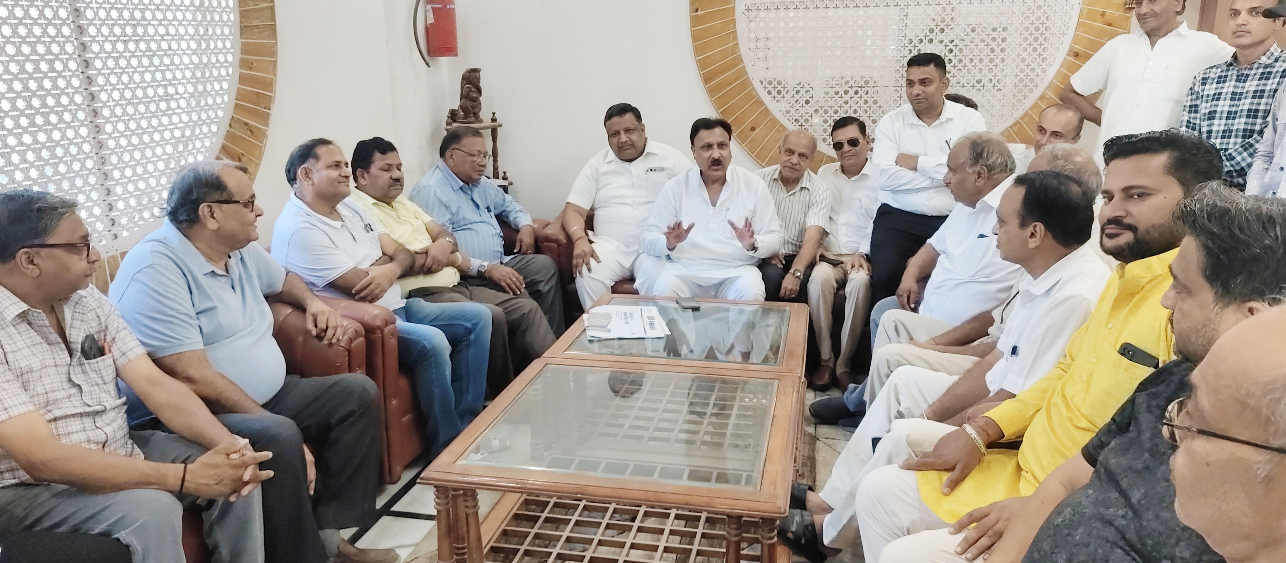 फोटो 06जेएनडी11-शहर के एक निजी होटल में बैठक करते वैश्य समाज के पदाधिकारी। स्रोत सदस्य