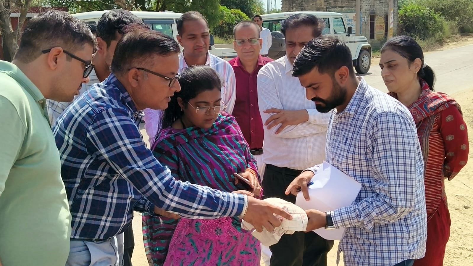 फोटो 06जेएनडी16-बड़ौदी गांव के खेतों में डिजिटल क्रॉप सर्वे के बारे में नायब तहसीलदार से जानकार