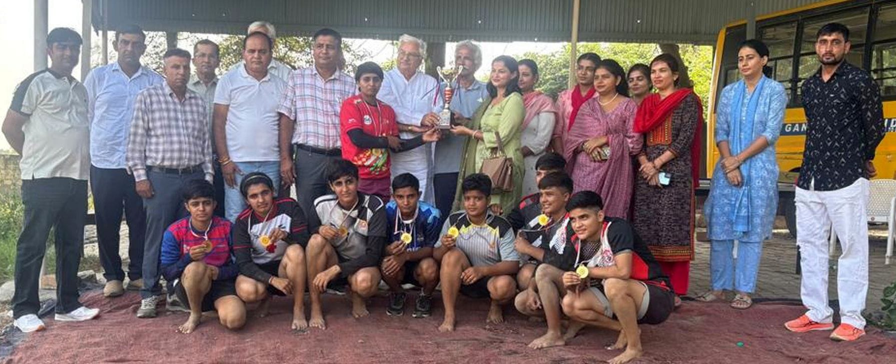 फोटो 06जेएनडी20-इंटर कॉलेज नेशनल स्टाइल महिला कबड्डी प्रतियोगिता में विजेता टीम को सम्मानित करत