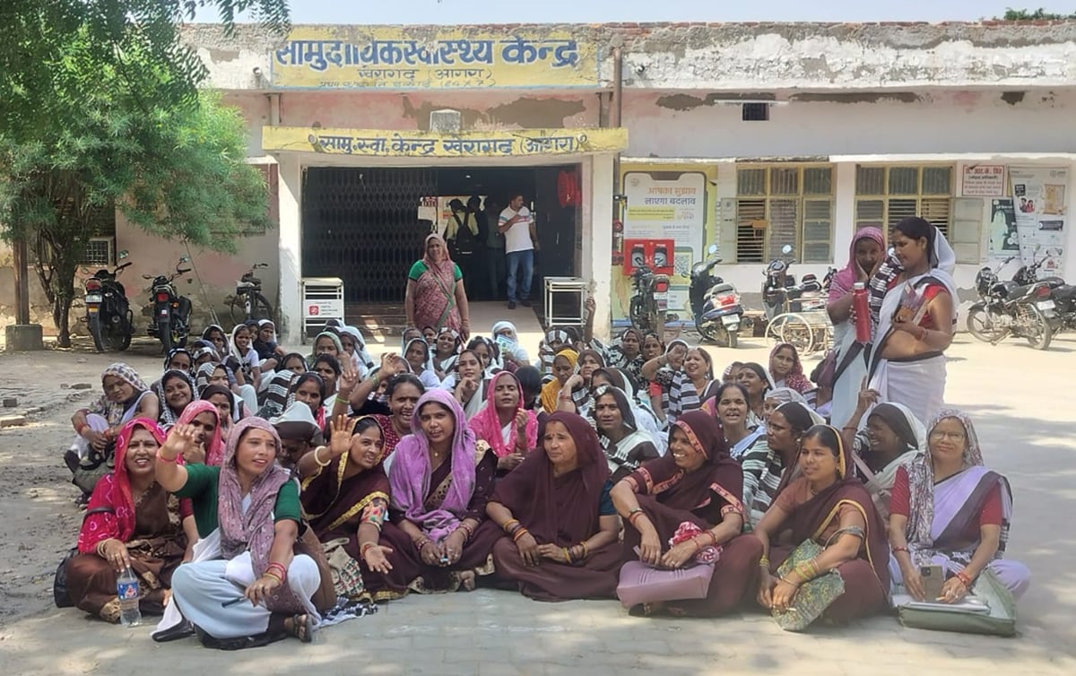 Agra News: मानदेय बढ़ाने को आशा, संगिनियों ने सीएचसी पर दिया धरना