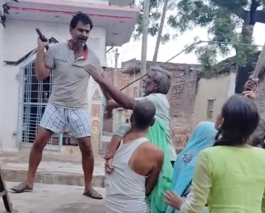 फोटो-10 वायरल वीडियो का स्क्रीन शॉट, जिसमें पूर्व प्रधान पर लाठी से हमला करते लोग। स्रोत सोशल म