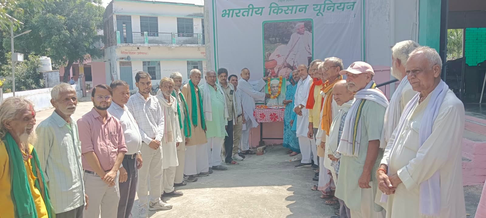 फोटो-18-चौधरी महेंद्र सिंह टिकैत की जयंती पर माल्यार्पण करते किसान नेता। संवाद