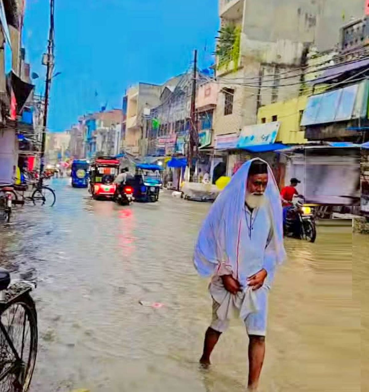 Balrampur News: ढाई घंटे की बारिश में शहर लबालब, जलनिकासी फेल
