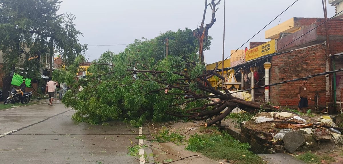 Balrampur News: आंधी-बारिश के बाद बिजली व्यवस्था ध्वस्त