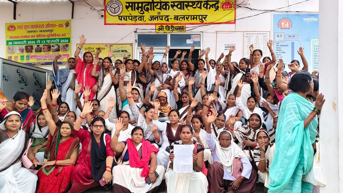Balrampur News: वेतन बढ़ाने की मांग पर धरना, लखनऊ कूच का एलान