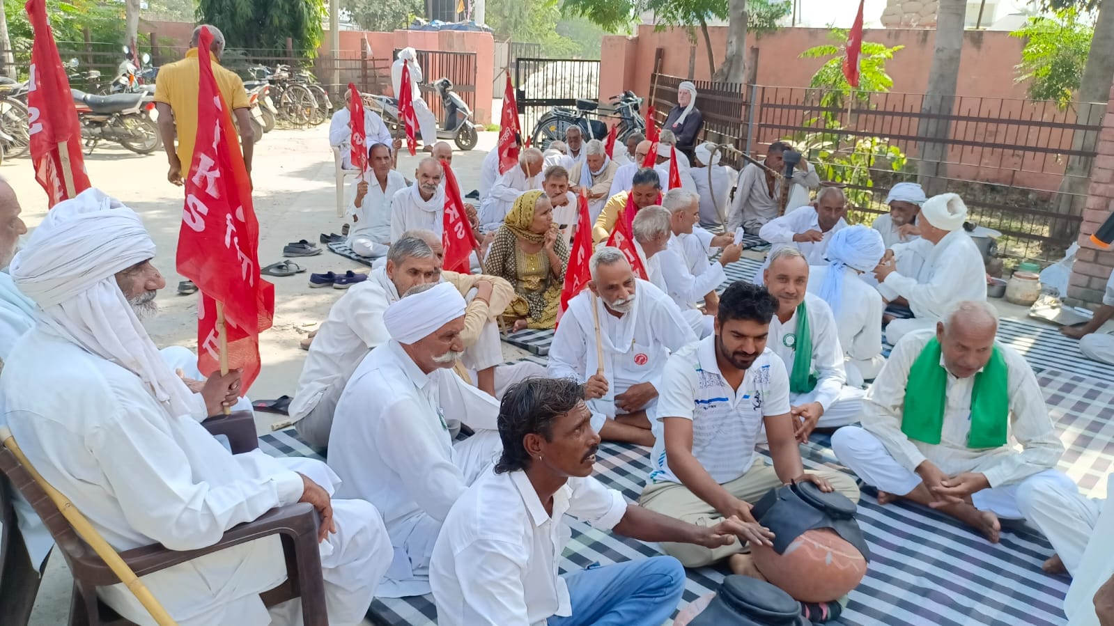 फोटो 4 नरवाना। मार्किट कमेटी कार्यालय के सामने धरने पर बैठे किसान। स्रोत किसान।