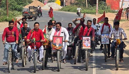 फतेहाबाद फोटो।फतेहाबाद में सैफई के लिए साइकिल यात्रा निकालते सपा नेता राजेश कुमार शर्मा व युवा 