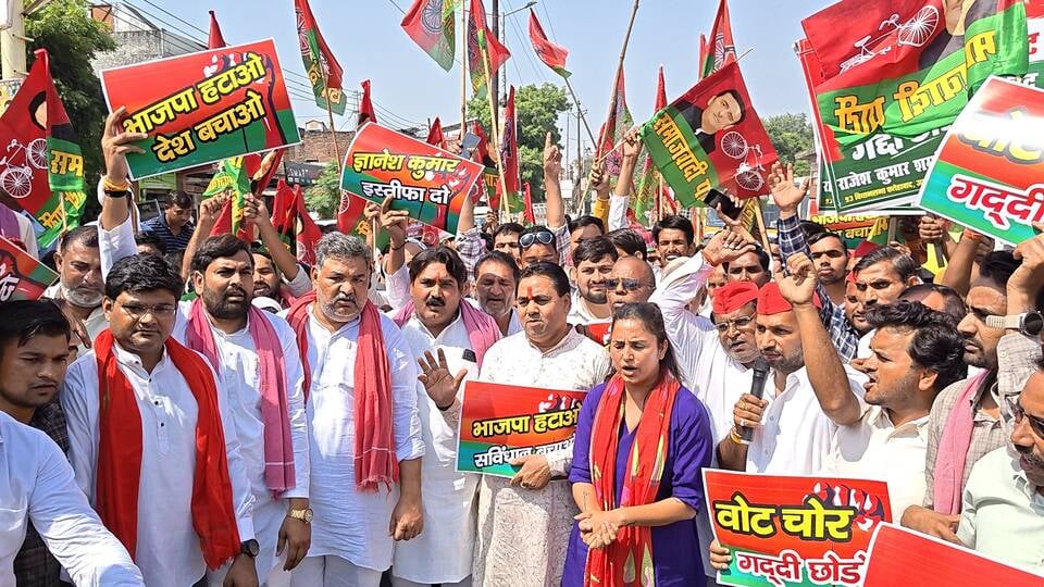 Agra News: फतेहाबाद में सपाइयों ने पैदल मार्च निकाल कर दिया धरना