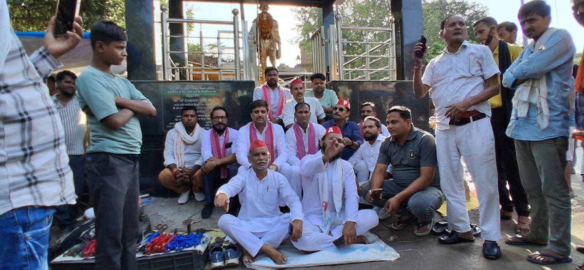Agra News: सीकरी में पैदल मार्च, नारेबाजी कर प्रदर्शन