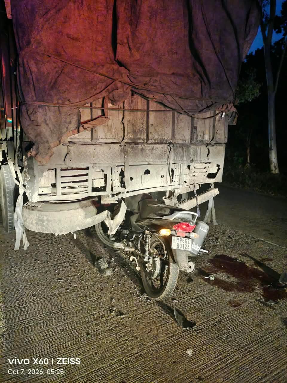 घटनास्थल पर दुर्घटनाग्रस्त वाहन