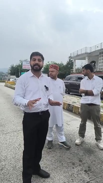 घटटा में टोल टैक्स का विरोध जताते अधिवक्ता और पंचायत प्रतिनिधि । जागरूक पाठक