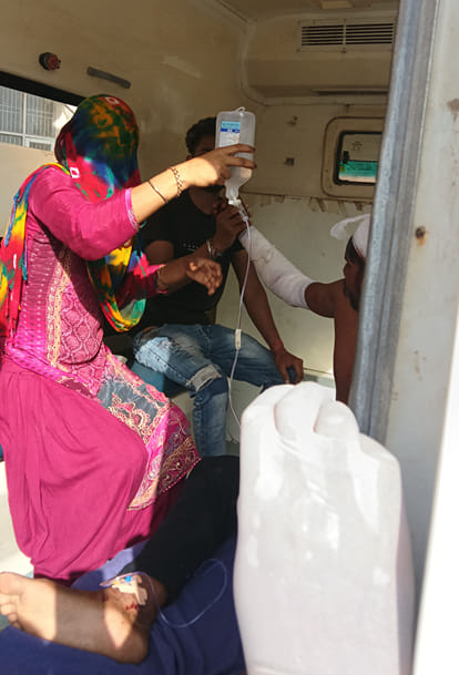 घायल को पीजीआई रोहतक लेकर जाते परिजन। संवाद