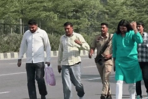 Grappled Gurugram News:12 किमी लंबा जाम, पैदल कार्यक्रम स्थल पहुंचे गायक ...