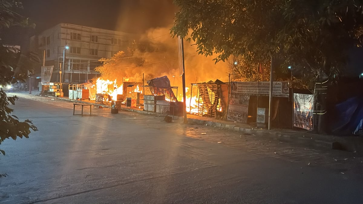 Agra News: ढाबे में लगी आग, सिलिंडर के धमाके से मची अफरा-तफरी