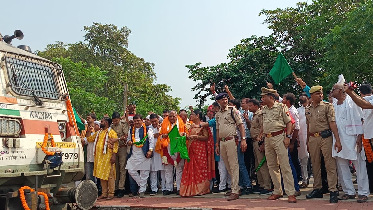 Ghazipur News: गहमर स्टेशन पर रुकी पाटलिपुत्र लोकमान्य तिलक एक्सप्रेस ट्रेन