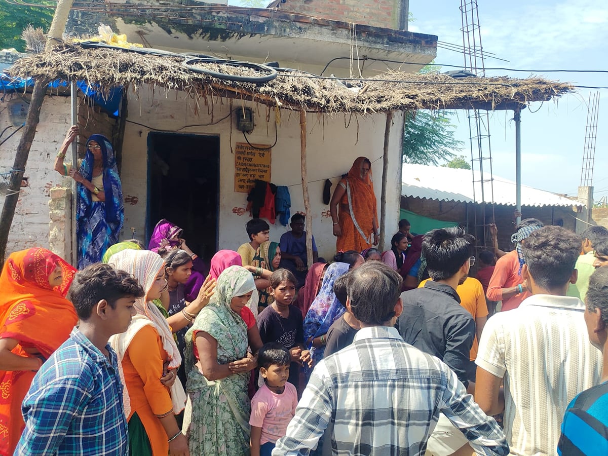 Kaushambi News: अज्ञात शव की हुई पहचान, परिजनाें ने ट्रैक्टर पलटने से मौत और शव छिपाकर रेलवे लाइन पर रखने का लगाया आरोप