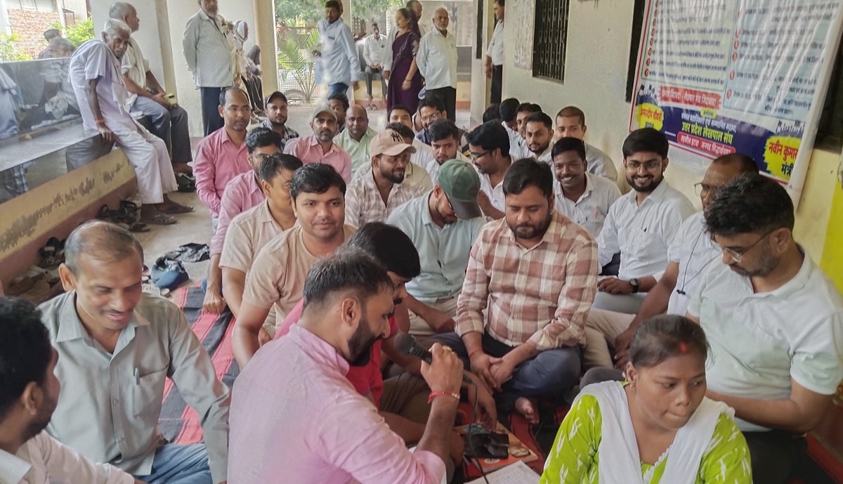 Siddharthnagar News: तहसीलदार के खिलाफ लेखपालों ने दिया धरना