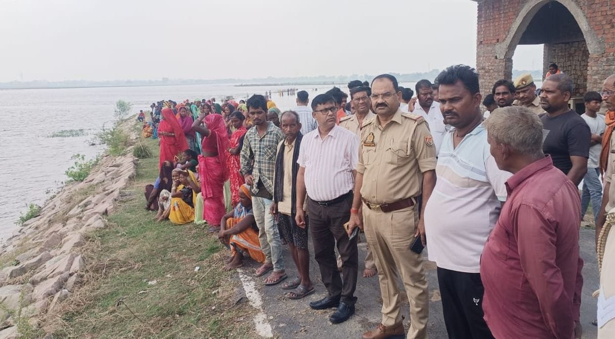 जोगिया क्षेत्र के फजीहतवा नाले के पास घटनास्थल पर लगी भीड़। संवाद