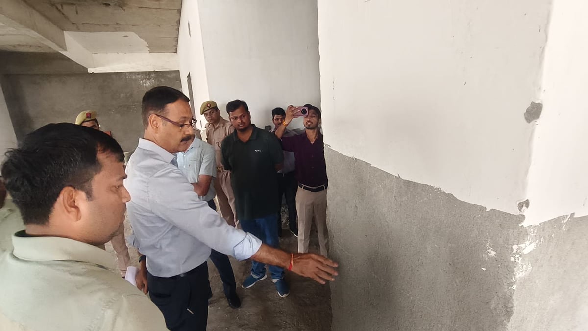 Pilibhit News: नर्सिंग कॉलेज और क्रिटिकल केयर यूनिट का डीएम ने परखा निर्माण