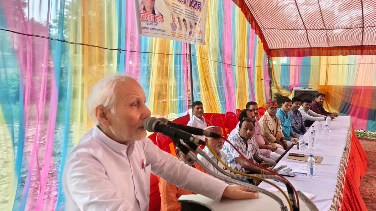 Ballia News: पुरानी पेंशन बहाली समेत 13 मांगों के लिए शिक्षणेतर कर्मचारियों का धरना