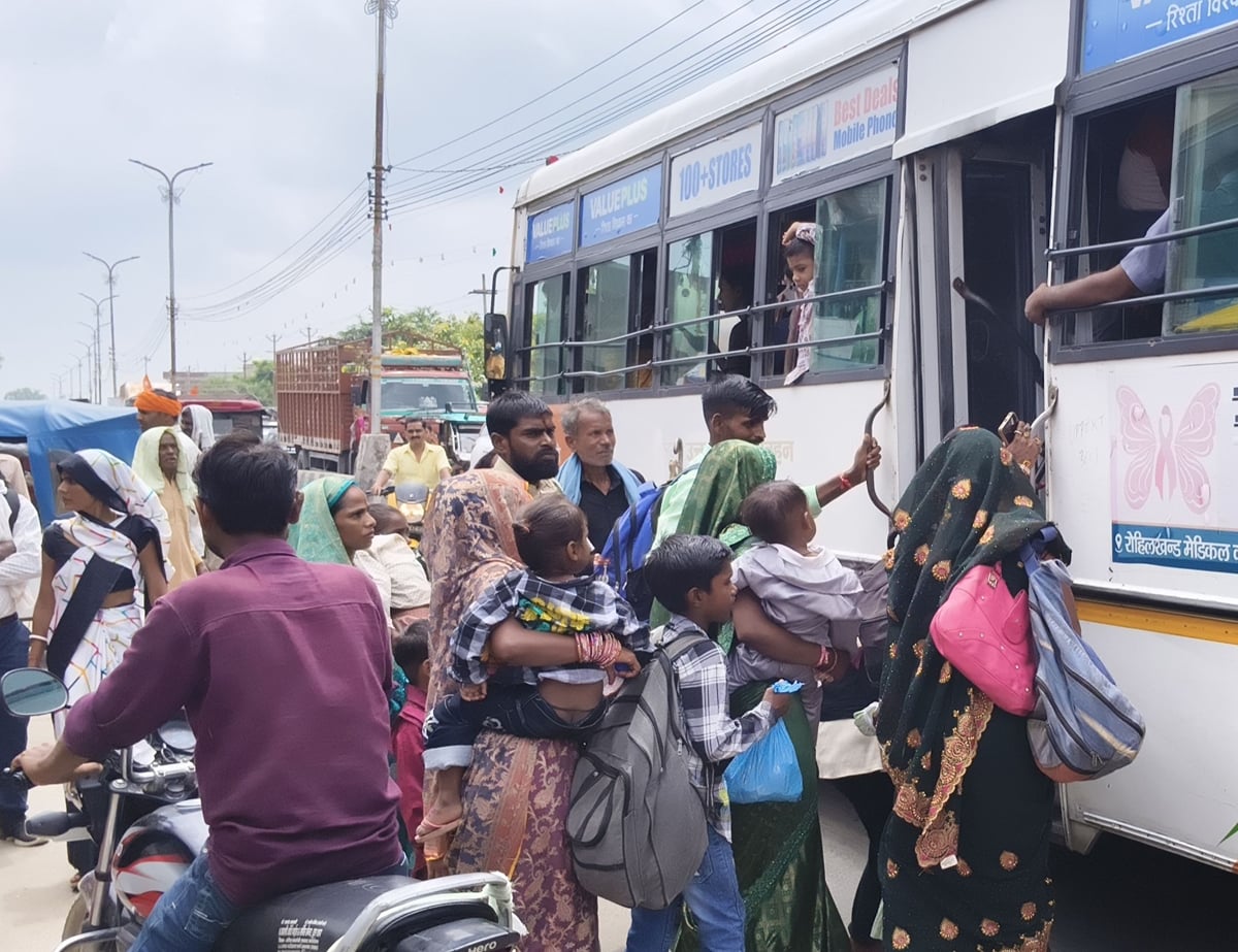 Shahjahanpur News: सुविधाएं नहीं मिलने से रोडवेज बस अड्डों पर यात्री परेशान