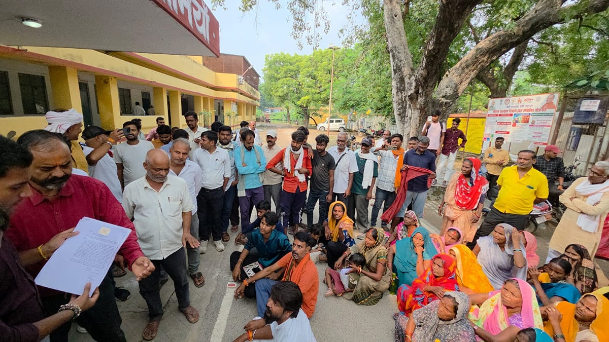 Ghazipur News: कांशीराम कॉलोनी के पास कूड़ा डंप करने का विरोध, दिया धरना
