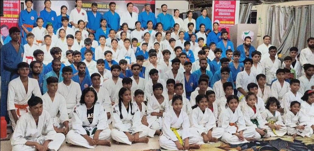 Azamgarh News: कूडो में जिला बना प्रदेश चैंपियन, खिलाड़ियों ने जीते 48 स्वर्ण
