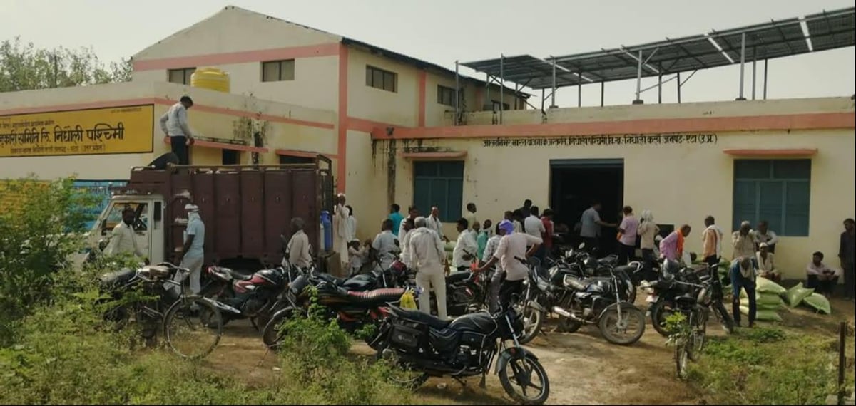 Etah News: डीएपी वितरण के दौरान हंगामा, पहुंचे अधिकारी