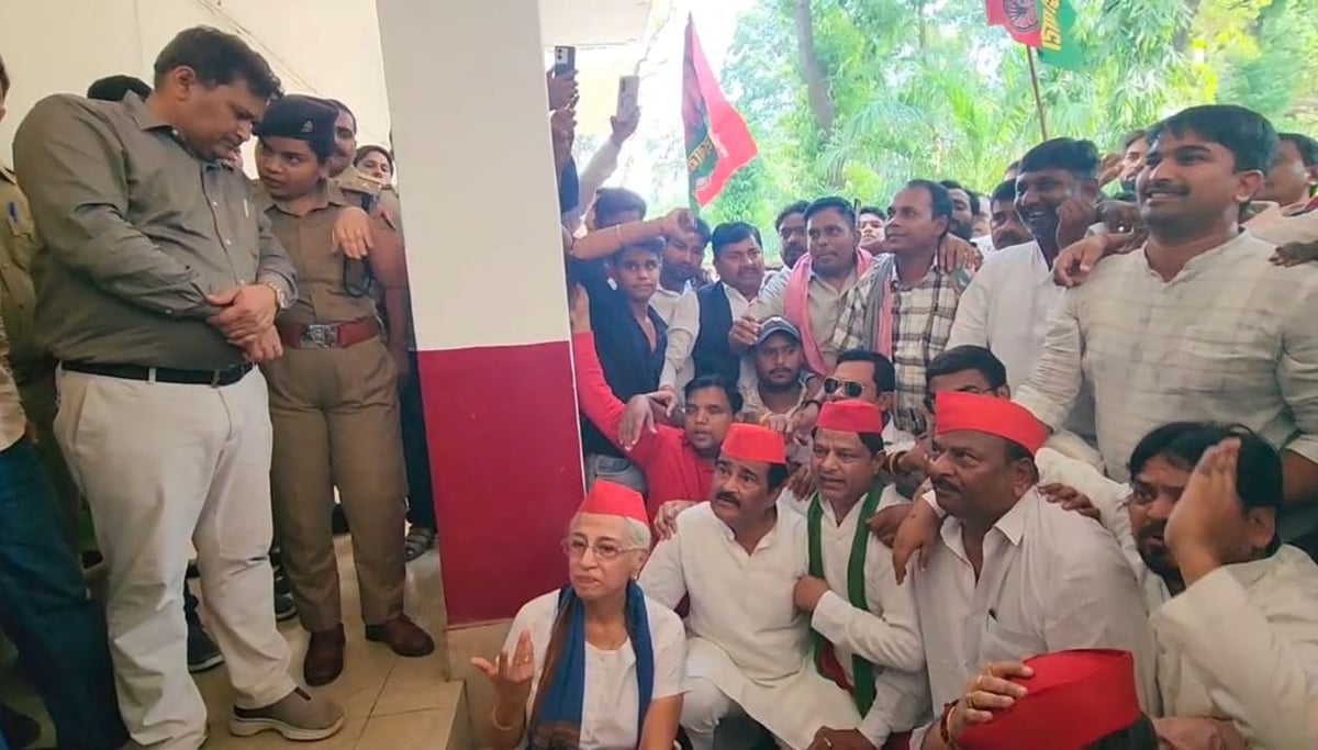 Unnao News: अखिलेश यादव की हिरासत के विरोध में सपाइयों का कलक्ट्रेट पर प्रदर्शन