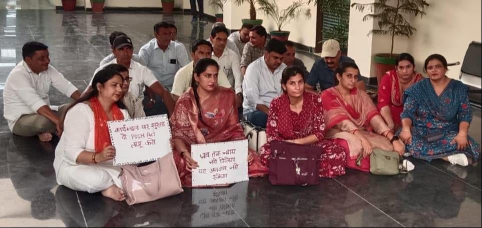 Shamli News: उत्पीड़न का आरोप लगा कलक्ट्रेट में अनशन पर बैठींं दो शिक्षिकाएं