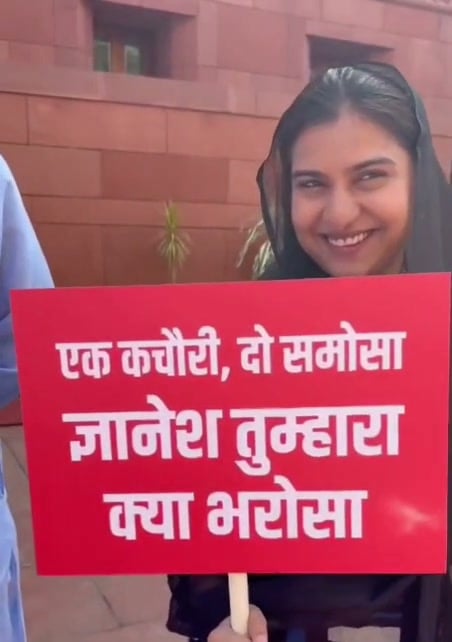 एक कचौरी, दो समोसा, ज्ञानेश तुम्हारा क्या भरोसा : तख्ती लेकर सांसद इकरा हसन ने किया प्रदर्शन
