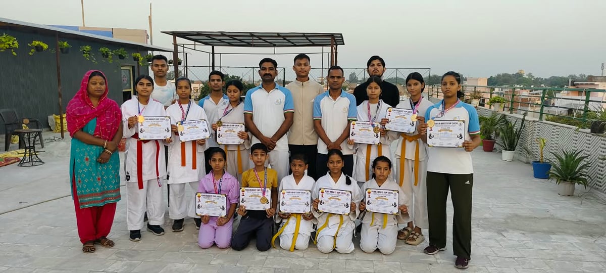 Agra News: युवा कराटे कप में हर्ष की टीम ने जीते 12 पदक