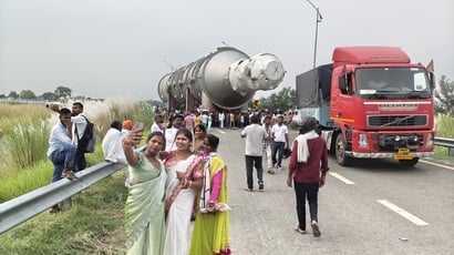 Ghazipur News: ट्रेलर संग सेल्फी लेने के लिए हुजूम उमड़ा