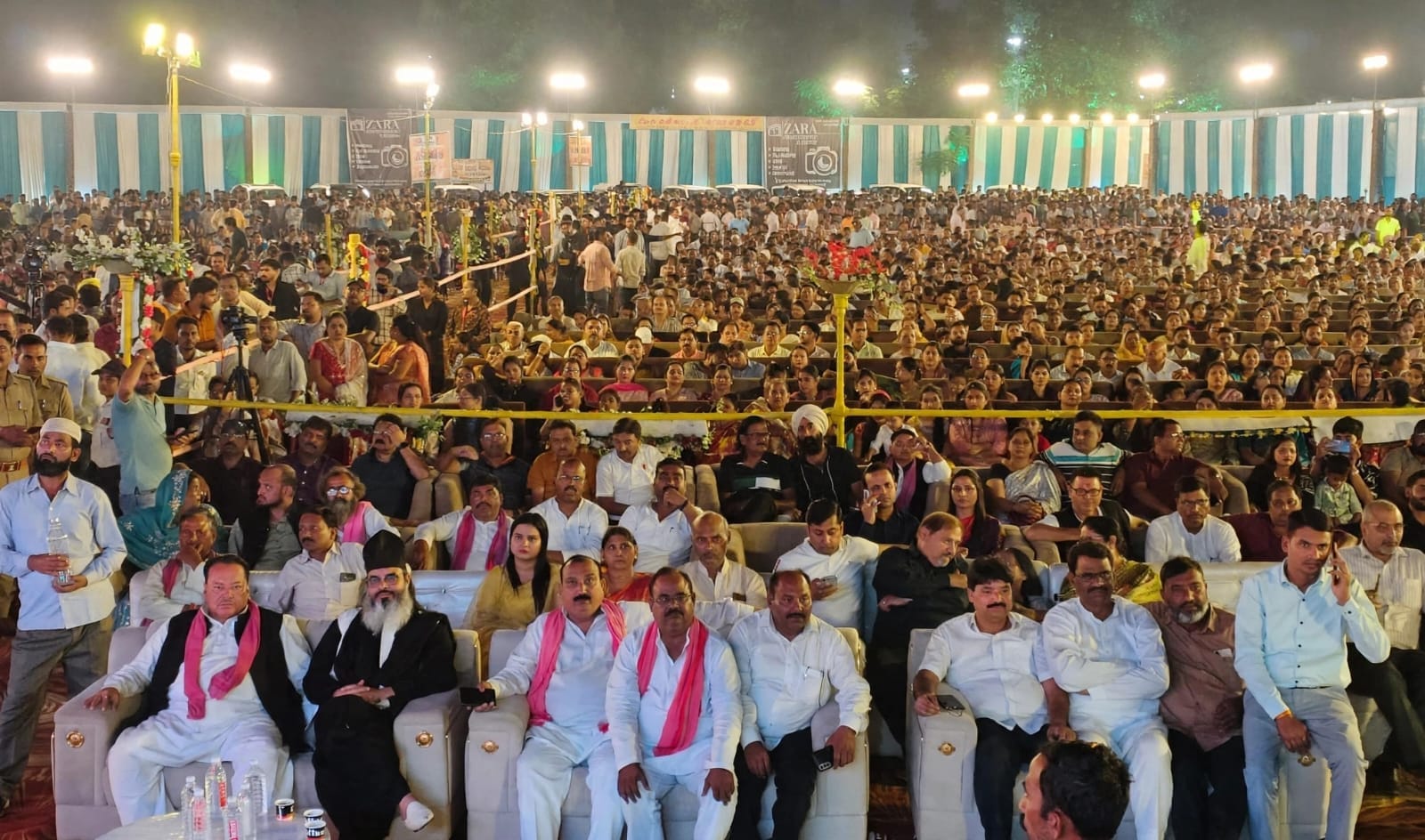 कवि सम्मेलन में मौजूद लोगों की भीड़। संवाद