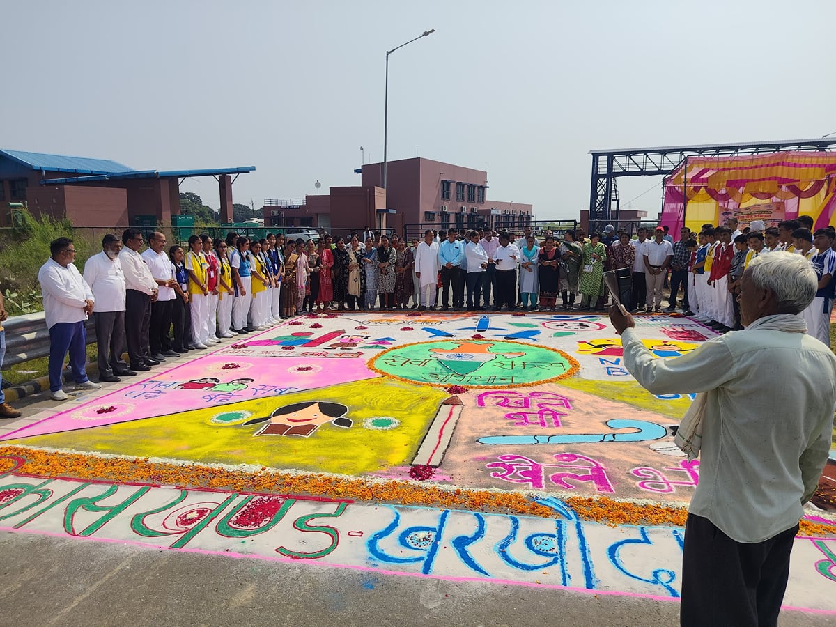 Meerut News: रंगोली से ग्रामीण विकास, महिला सशक्तीकरण का संदेश