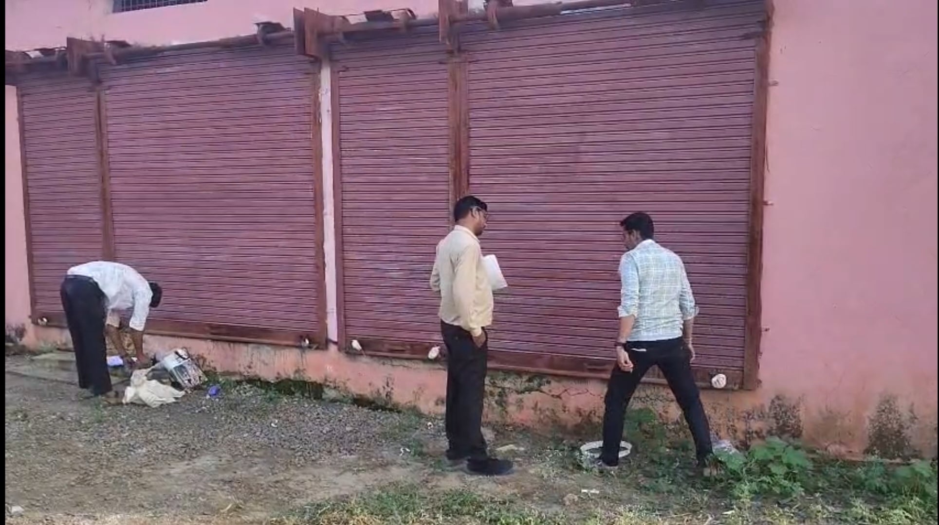 खाद के अवैध भंडारण पर कार्रवाई