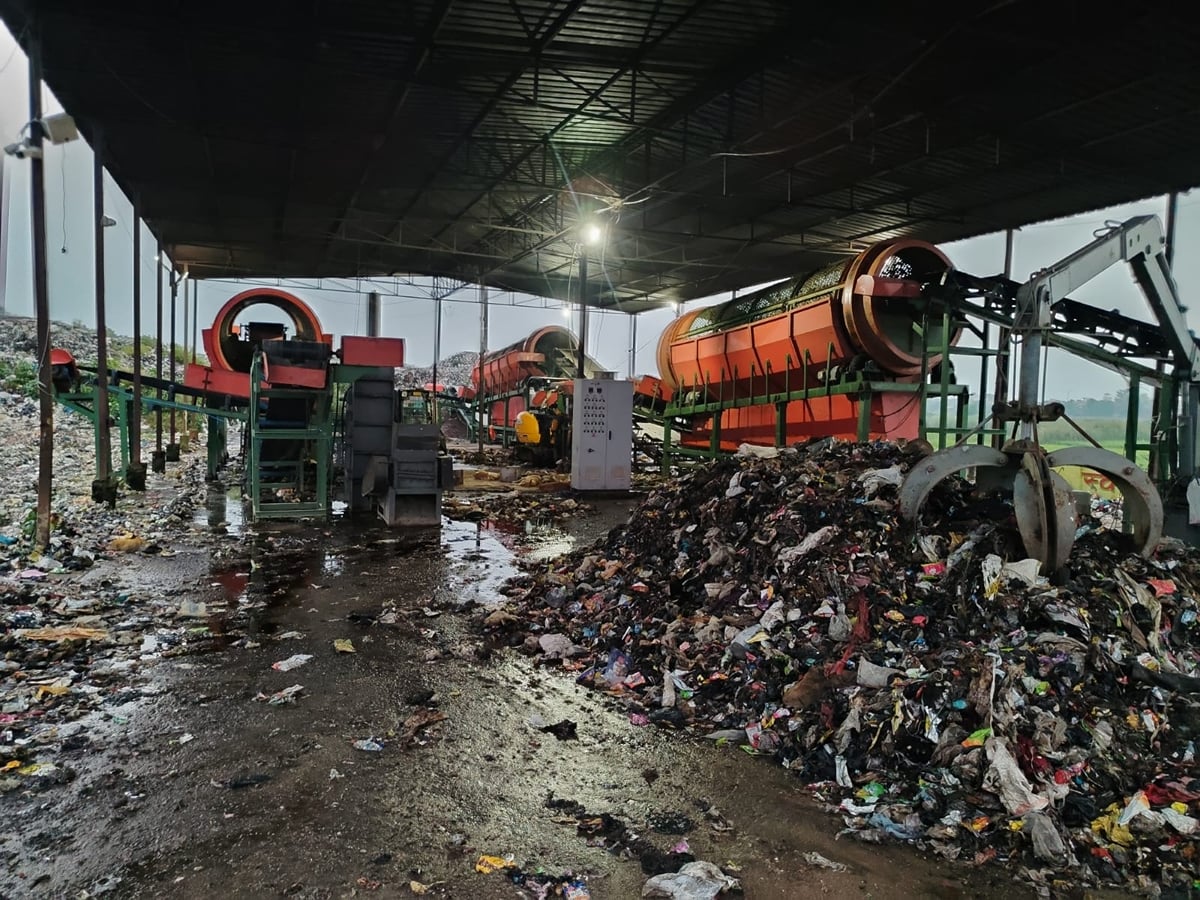 Azamgarh News: एक करोड़ 62 लाख की खरीदी मशीन, फिर भी निकाला 28 लाख का टेंडर