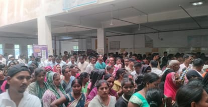 मेडिकल कॉलेज में बुधवार को परचा काउंटर पर लगी कतार। संवाद