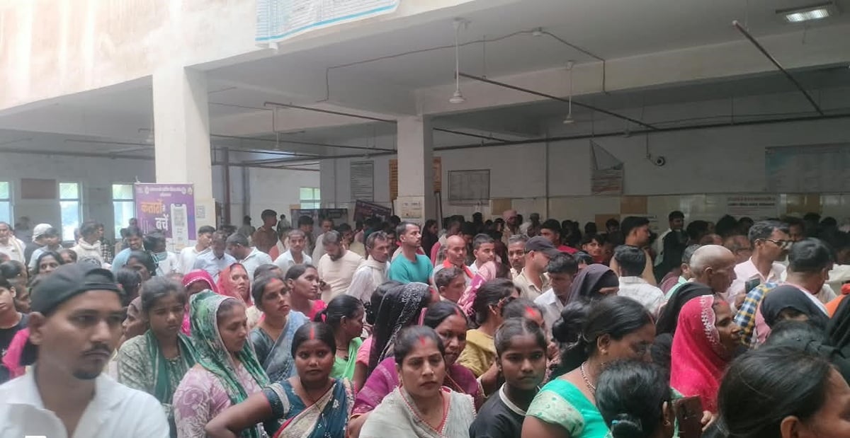 Ambedkar Nagar News: आभा आईडी के फेर में घंटों लाइन में लगे मरीज