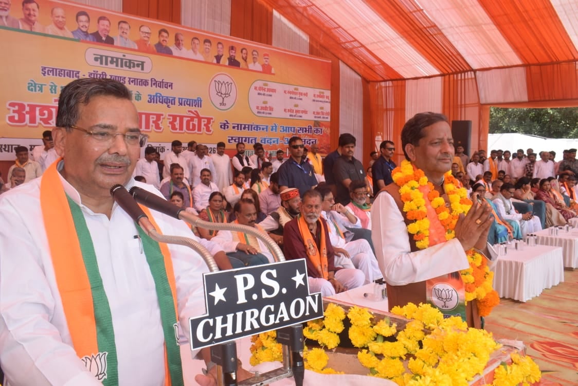 Jhansi News: सपा प्रत्याशी की पत्नी ने भी भरा पर्चा, 19 दावेदार मैदान में