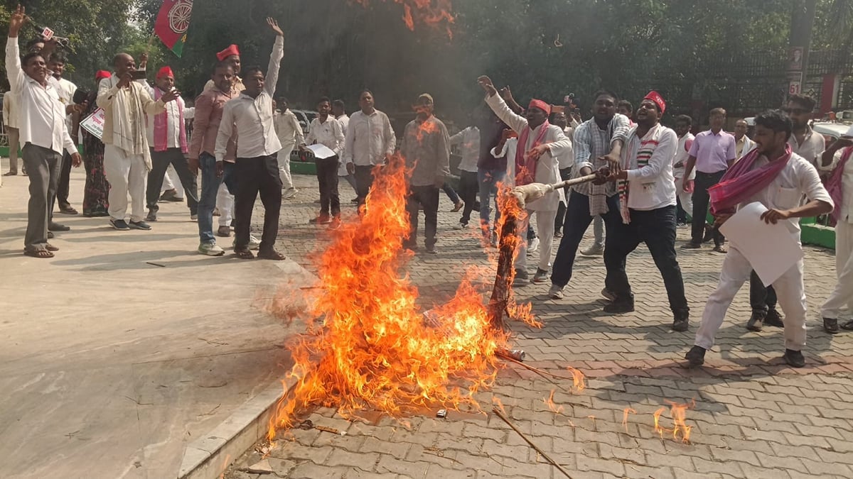 Ambedkar Nagar News: चुनाव आयोग के खिलाफ सड़क पर उतरे सपाई