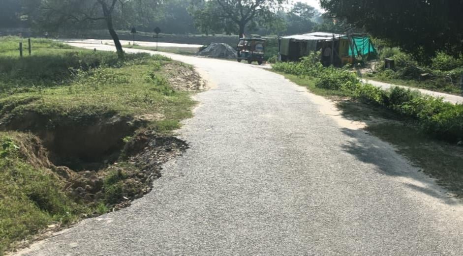 Shravasti News: जर्जर सड़कों पर हर कदम हादसे का डर