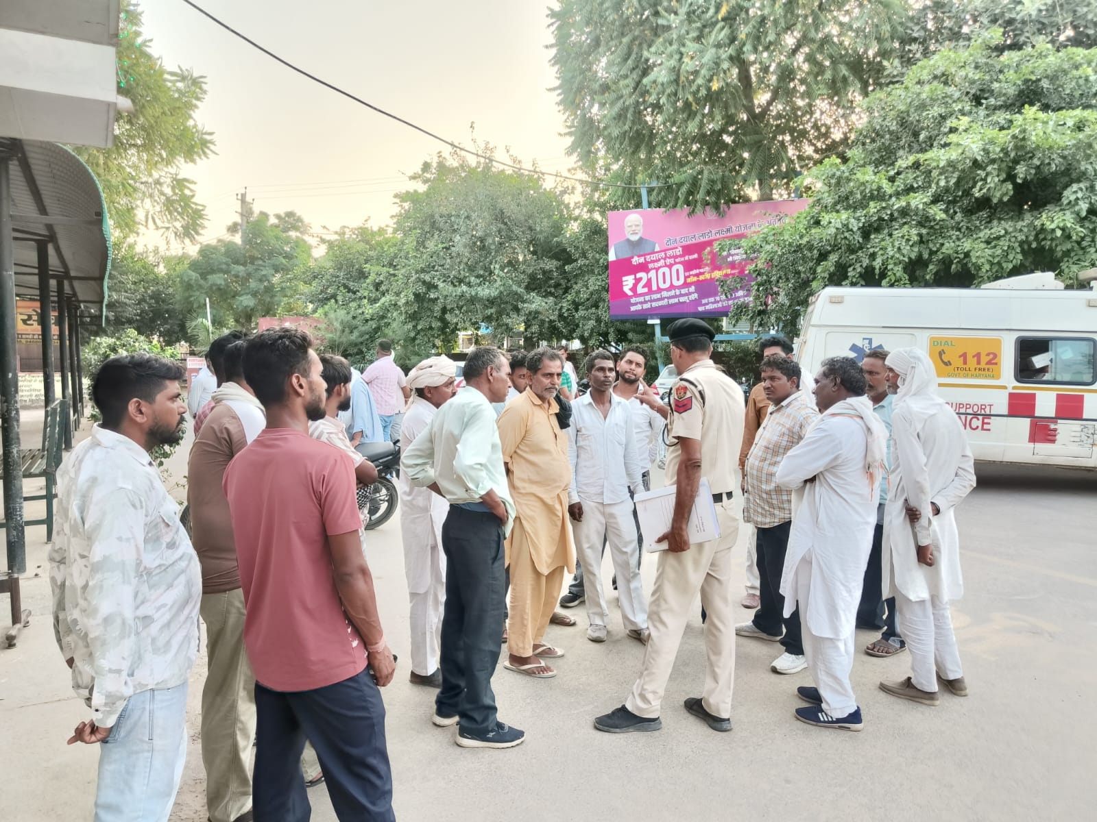 मृतक युवक के परिजन पुलिस प्रशासन कोकैंटर चालक को पकड़ने और पोस्टमार्टम न करवाने की मांग करते 
