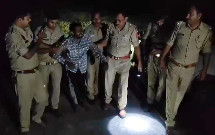 मुठभेड़ में घायल अभियुक्त को ले जाती पुलिस। स्रोत : पुलिस