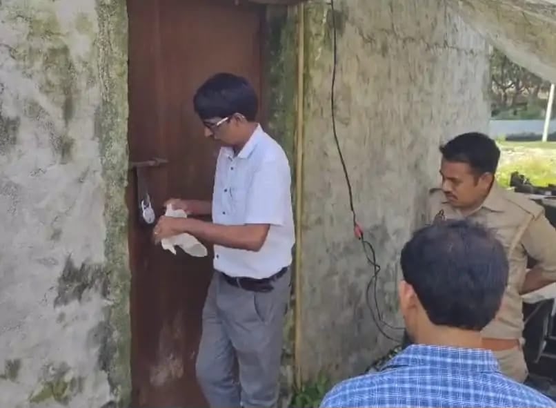 Hathras News: 1,800 किलो संदिग्ध सफेद पाउडर और मेवा जब्त