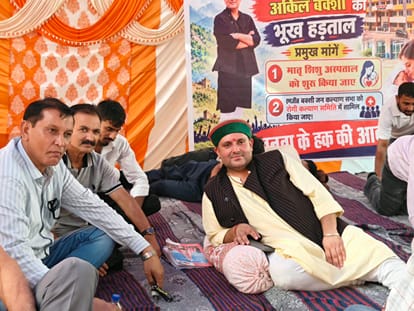 नूरपुर में मातृ-शिशु अस्पताल को लेकर पांचवें दिन भूख हड़ताल पर बैठे अकिल बक्शी व उनके समर्थक (जा