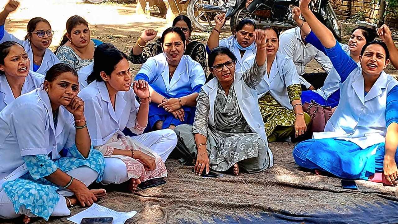 ऑनलाइन ट्रांसफर पॉलिसी के विरोध में नर्सिंग स्टाफ सांकेतिक धरना देतीं। संवाद