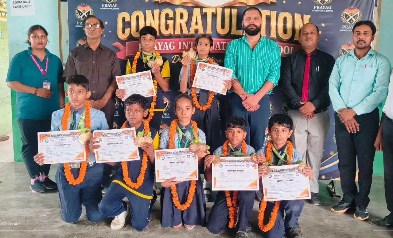 पीडीडीयू नगर के प्रयाग इंटर नेशनल स्कूल में कोबुडो खिलाड़ियों का स्वागत करते शिक्षक। स्रोत:-ज